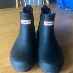Hunter brand new matte original Chelsea boot. Size 9 NEVER WORN.